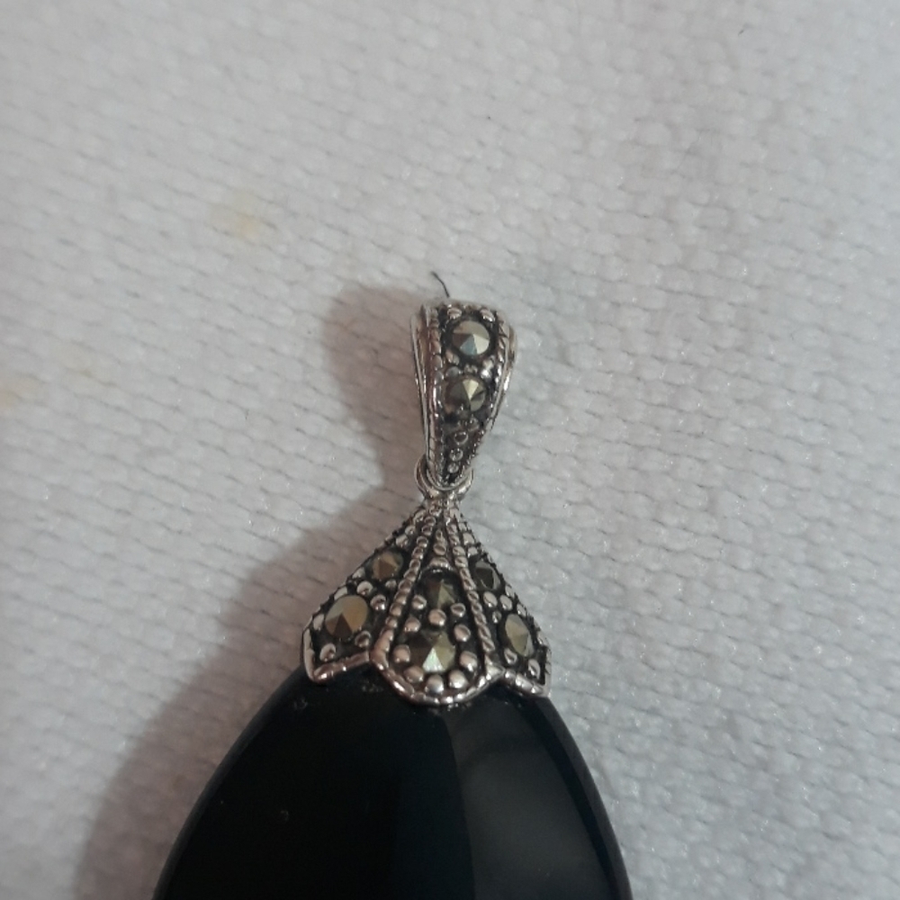 Sterling marquisite holding black onyx pendant - Picture 2 of 5